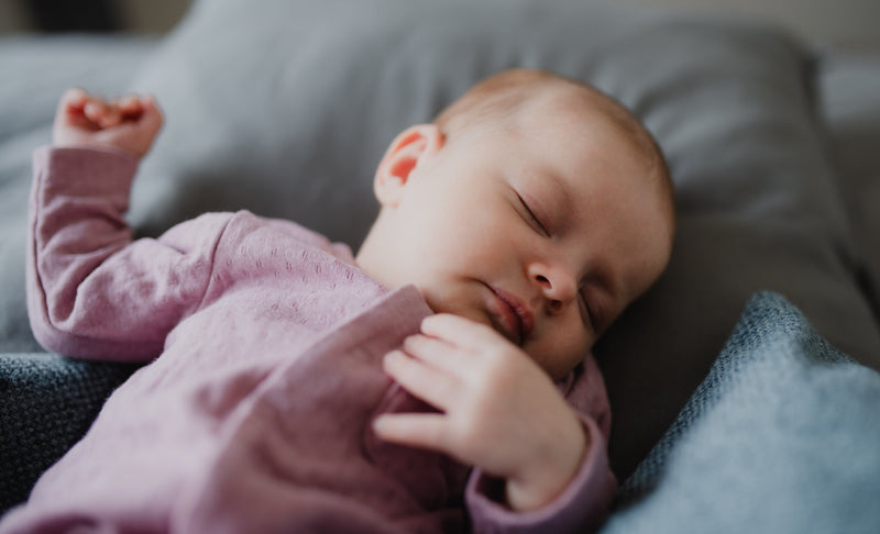 Moro-Reflex: Warum dein Baby im Schlaf die Arme...